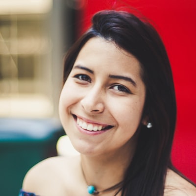 足球数据分析师李静头像 - 一位干练的女性，手持平板电脑